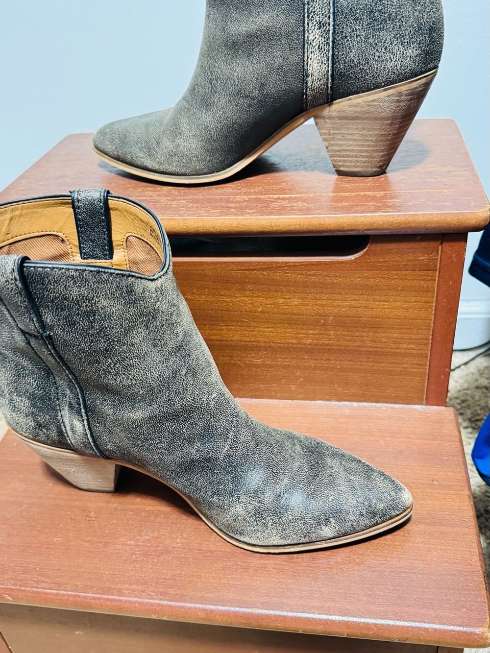 Frye & CO Gray leather Pointed-Toe Ankle Boot
